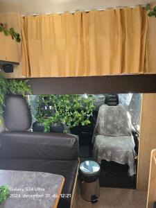Autocaravan,camper,campervan,motorhome,not driveable,only habitable客房内的一张或多张床位
