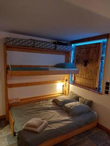 una camera con letto a castello e luce sopra di studio cosy Chambéry-chartreuse 3 personnes proche montagne a Saint-Thibaud-de-Couz