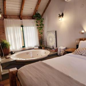 a large bathroom with a large tub in a room at ברוגע אצל נוגה סוויטה עם בריכה פרטית in Moshav Ramot +12 photos
