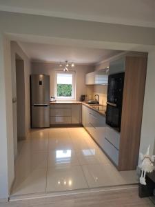 Kuchyňa alebo kuchynka v ubytovaní APARTAMENT WŁODEK