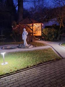 Vonkajšia záhrada v ubytovaní APARTAMENT WŁODEK