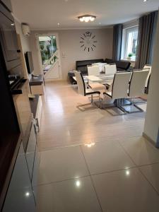 Kuchyňa alebo kuchynka v ubytovaní APARTAMENT WŁODEK