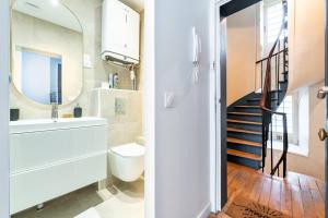 baño con lavabo y aseo y escalera en Studio lumineux proche Paris Vincennes, en Saint-Mandé 17 fotos más