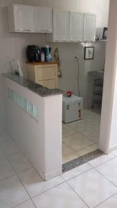 una cucina con mobili bianchi e un piano di lavoro di Meu Apartamento a 5min do Sambódromo no Centro Econômico do Rio a Rio de Janeiro