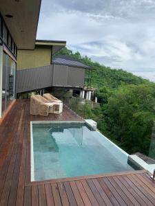 Bazén v ubytování COVE VILLAS Mandalika nebo v jeho okolí