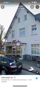 a car parked in front of a building at Zentral gelegene 3 Zimmerwohnung mit zwei Schlafzimmern ideal für Monteure in Bad Oeynhausen