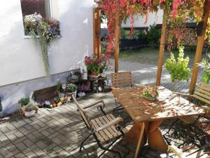 Κήπος έξω από το Große komfortable Ferienwohnung in Dessau-Roßlau