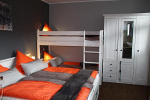 Ένα ή περισσότερα κρεβάτια σε δωμάτιο στο Große komfortable Ferienwohnung in Dessau-Roßlau