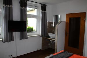 Μια τηλεόραση ή/και κέντρο ψυχαγωγίας στο Große komfortable Ferienwohnung in Dessau-Roßlau