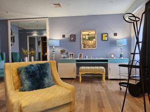 a living room with a couch and a mirror at HOTEL KONKE MAR DEL PLATA in Mar del Plata
