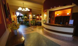 hol hotelowy z ladą i kwiatami na podłodze w obiekcie Rezydencja Spalska w Spale