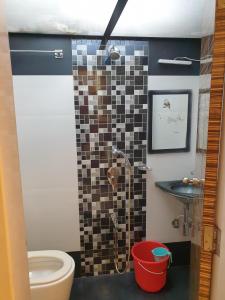 ein Badezimmer mit Dusche, Toilette und Waschbecken in der Unterkunft Hotel Gulf in Mumbai