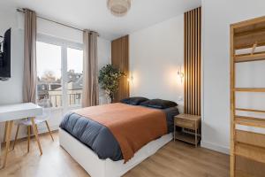 a bedroom with a bed and a window at Appartement confortable et élégant en centre ville in Rouen