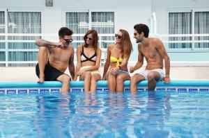 A piscina localizada em Apartamentos Vibra Jabeque Blue - Adults only ou nos arredores