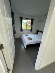เตียงในห้องที่ Thong Nai Pan Mountain Bungalow