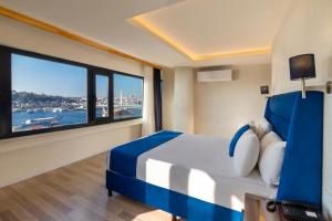 イスタンブールにあるUnion Hotel Karaköyのベッドルーム1室(ベッド1台、大きな窓付)