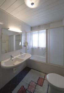 un bagno con lavandino, WC e vasca di Maltschacher Seewirt a Feldkirchen in Kärnten