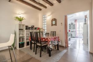 a kitchen and dining room with a table and chairs at denis salvà montjuic in Barcelona