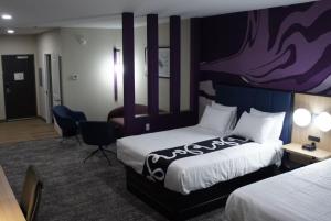 Postel nebo postele na pokoji v ubytování La Quinta Inn & Suites by Wyndham Memphis East + 8 fotografií