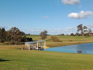un edificio a orillas de un lago en Redtail Ridge Cottages, en Hester