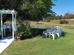 una mesa y sillas están preparadas para una ceremonia nupcial en Redtail Ridge Cottages, en Hester 25 fotos más