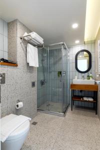イスタンブールにあるUnion Hotel Karaköyのバスルーム(シャワー、トイレ、シンク付) +37枚の写真