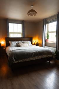 Postel nebo postele na pokoji v ubytování Luxury Studio Apartment - Belfast - Dundonald