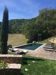 - une piscine au milieu d'une cour dans l'établissement Le Mas de Laval, à Saint-Cirq-Lapopie