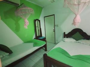 Postel nebo postele na pokoji v ubytování Dilshan Tourist Home
