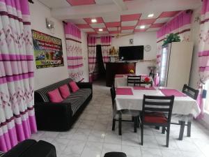 TV a/nebo společenská místnost v ubytování Dilshan Tourist Home
