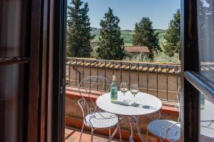 a table and chairs on a balcony with a view at Casa Vacanze Rondini Blu in Montespertoli