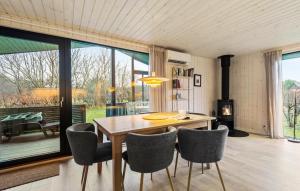 una sala da pranzo con tavolo e sedie in legno di Holiday Home Fanø 18 a Fanø
