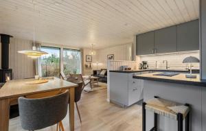 una cucina e un soggiorno con tavolo e sedie di Holiday Home Fanø 18 a Fanø