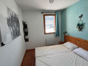 une chambre avec un lit et une fenêtre dans l'établissement 4 Pièces pour 8 pers avec balcon et casier à skis à Superdevoluy - FR-1-504-438, à Superdevoluy 18 autres photos
