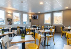 TV a/nebo společenská místnost v ubytování B&B HOTEL Brive-la-Gaillarde