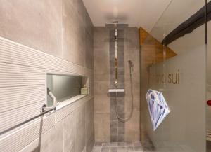 Bilik mandi di Apartment Design Suite