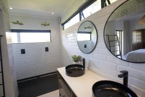 un baño con lavabo y espejo en Bright and spacious home with private pool, en Ciudad del Cabo