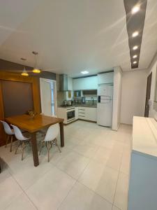 Η κουζίνα ή μικρή κουζίνα στο AP 2 Quartos no Centro do Passo de Torres