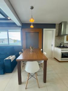 Η κουζίνα ή μικρή κουζίνα στο AP 2 Quartos no Centro do Passo de Torres