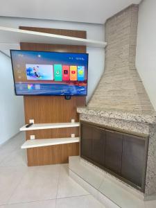 Μια τηλεόραση ή/και κέντρο ψυχαγωγίας στο AP 2 Quartos no Centro do Passo de Torres