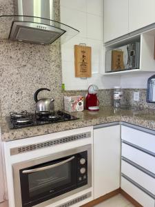 Η κουζίνα ή μικρή κουζίνα στο AP 2 Quartos no Centro do Passo de Torres +10 φωτογραφίες