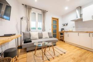 A kitchen or kitchenette at Acogedor apartamento - 1D 1B - Sol