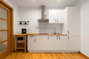 A kitchen or kitchenette at Acogedor apartamento - 1D 1B - Sol