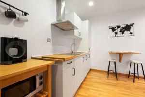 A kitchen or kitchenette at Acogedor apartamento - 1D 1B - Sol