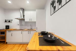 A kitchen or kitchenette at Acogedor apartamento - 1D 1B - Sol