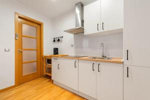 A kitchen or kitchenette at Acogedor apartamento - 1D 1B - Sol