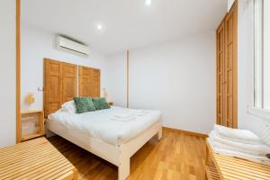 A bed or beds in a room at Acogedor apartamento - 1D 1B - Sol