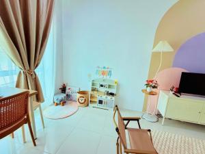 a childs room with a table and a kitchen at Mimi 1 Bedroom Studio House Homestay in Gerik