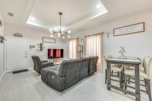 Φωτογραφία από το άλμπουμ του 4 Mi to Dtwn Modern Apartment in Edinburg! σε Edinburg