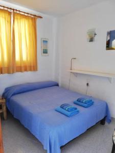 Postel nebo postele na pokoji v ubytování Apartamentos Pepe, a sólo 30 metros del mar
